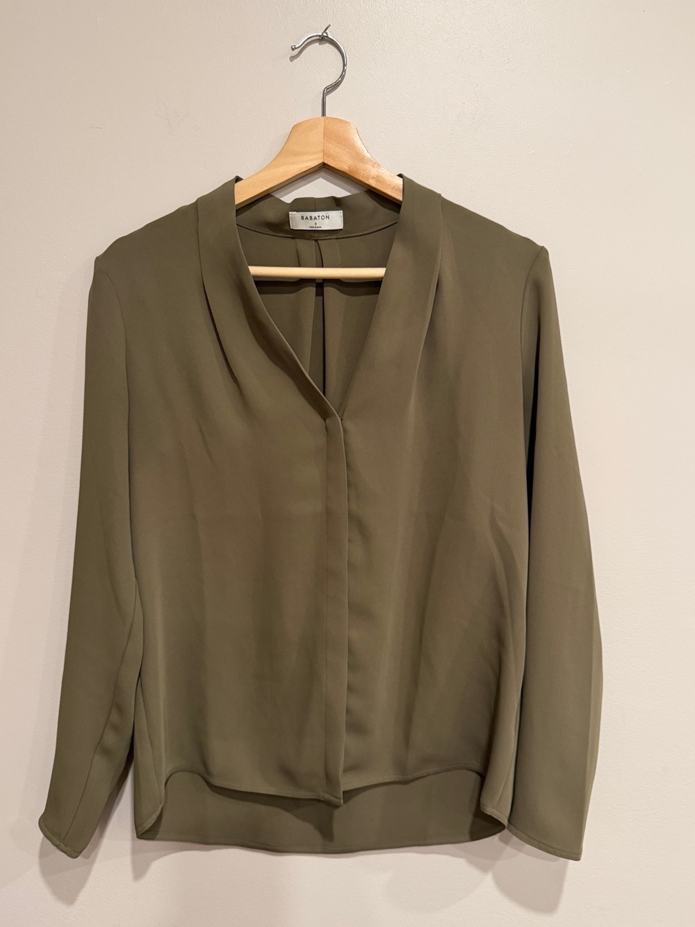 Aritzia Babaton Power Blouse Khaki Green V-Neck Long Sleeve Womens Small